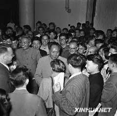 這是1956年9月27日，大會(huì)勝利閉幕，毛澤東步出會(huì)場(chǎng)時(shí)，受到大會(huì)代表和工作人員們的熱烈歡迎（資料照片）。